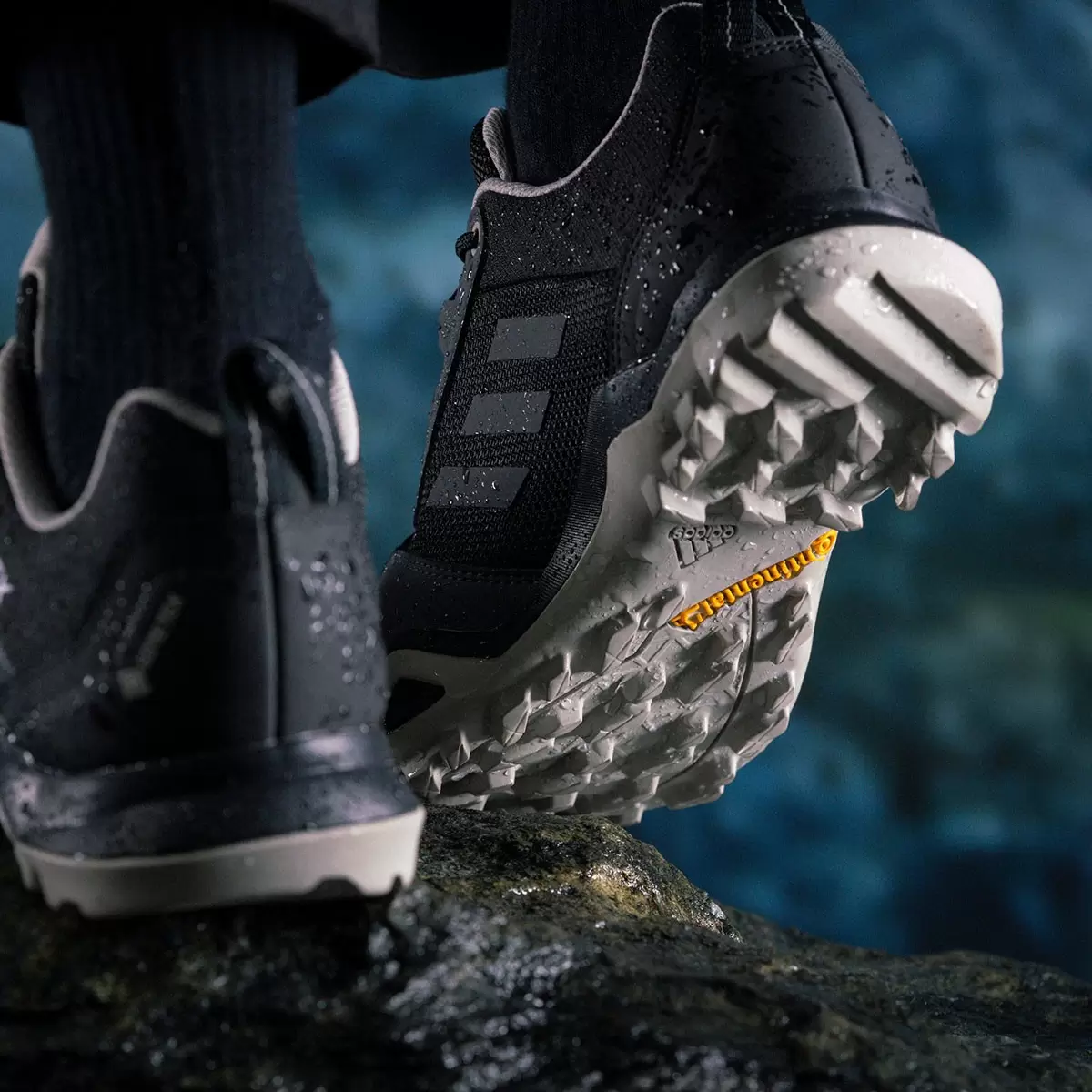 Adidas 女 Terrex 登山鞋 黑 US 9
