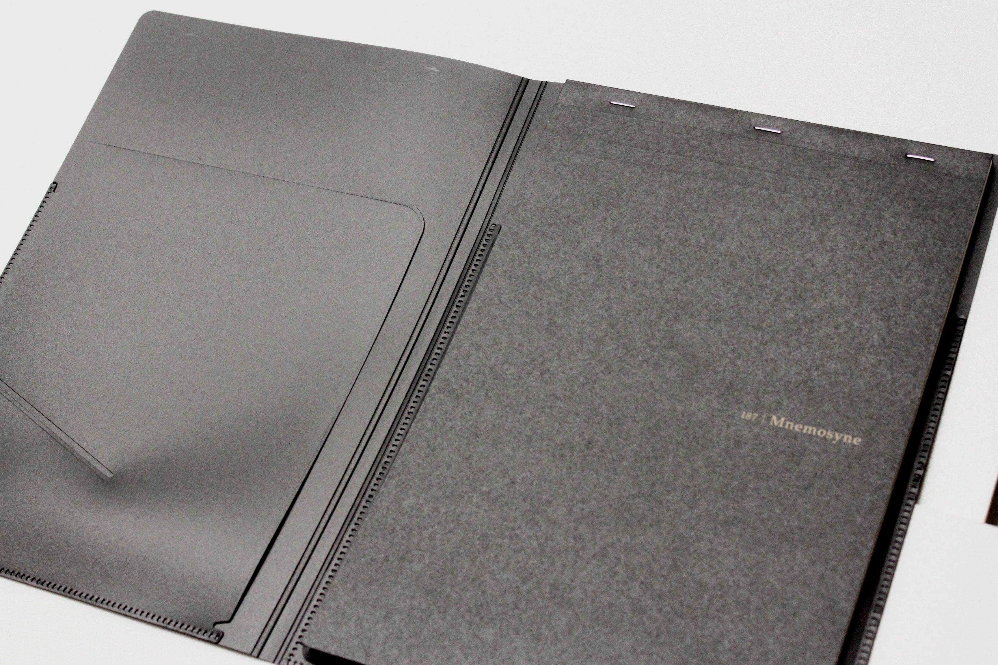 Maruman A5方格隨記本附5夾層+內頁本，日本原裝進口、造型簡單穩重，附加內頁本二入。