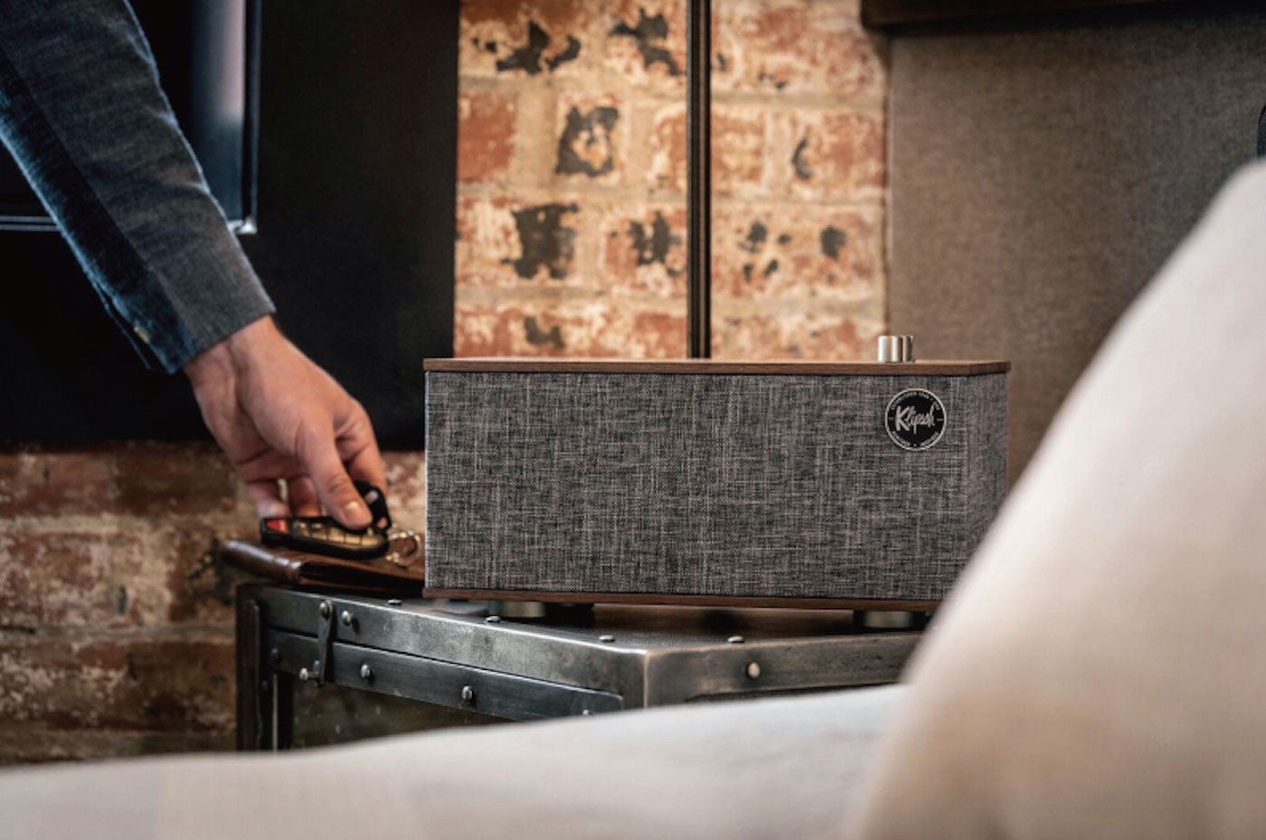 Klipsch The One II 藍牙喇叭融合了最新的科技以及Paul W. Klipsch的聲學設計中世紀外觀設計，氣質典雅實木音箱，高質感高音質高享受內建唱頭放大，可連接黑膠唱盤，專業調教立體聲，提供水晶般清晰的聲學性能和極佳的低音。