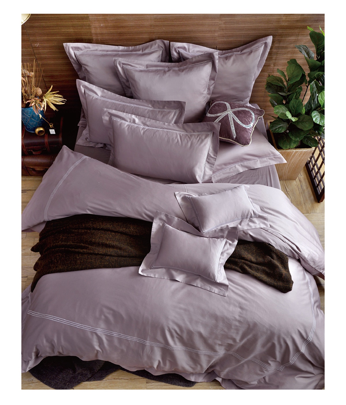 雙人刺繡被套床包四件組-甜藕粉,輕量薄被,徹夜好眠,可於春夏當涼被使用,於秋冬放入被胎,增加保暖度.