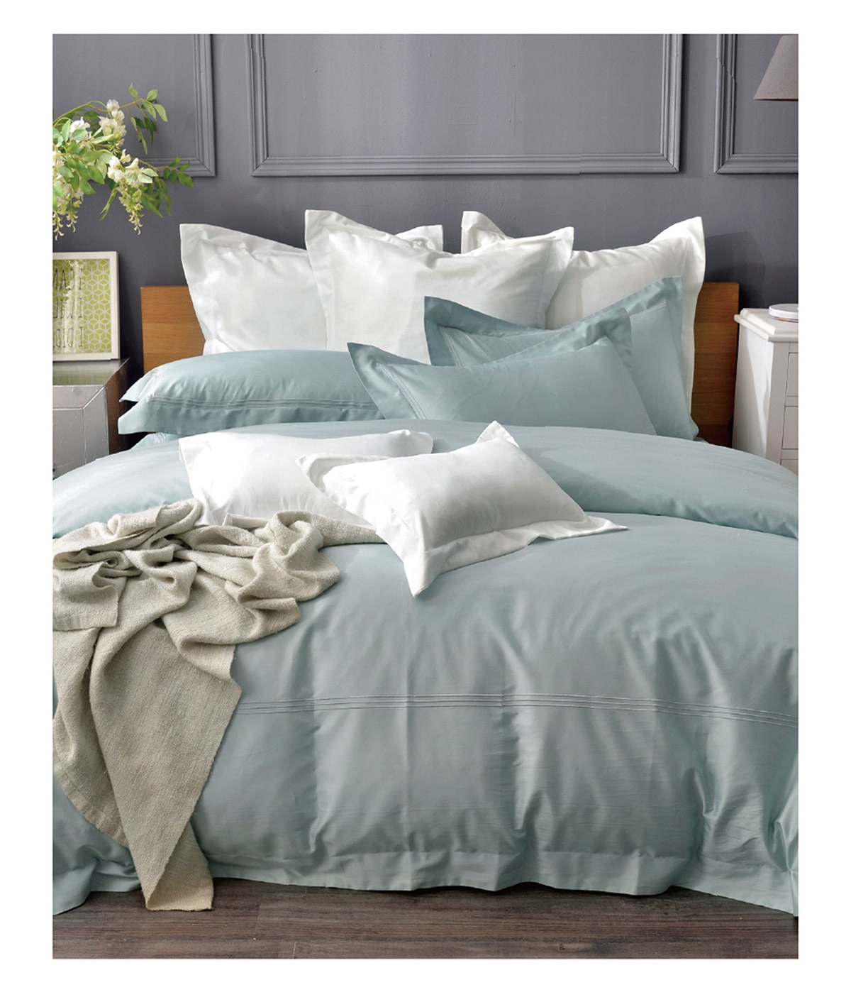 雙人刺繡被套床包四件組-寧靜藍,輕量薄被,徹夜好眠,可於春夏當涼被使用,於秋冬放入被胎,增加保暖度.