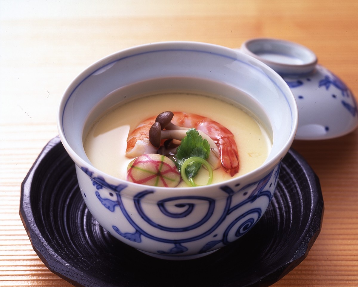 Mizkan 味滋康雞昆布高湯採用日本土雞與雞骨熬製的湯頭，加入鰹魚、昆布調和而成的醬汁，可使用於湯品、茶碗蒸、火鍋、燉物等料理，增添料理的口感與層次。