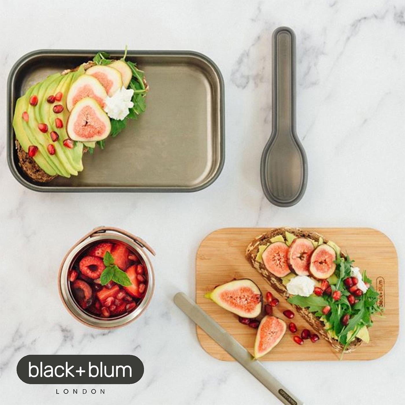 英國black+blum不鏽鋼輕食盒900毫升-橄欖綠，304不鏽鋼盒身、耐熱矽膠束帶邊條，高品質天然竹製上蓋，整體輕量化設計，針對土司三明治優化的盒身尺寸。