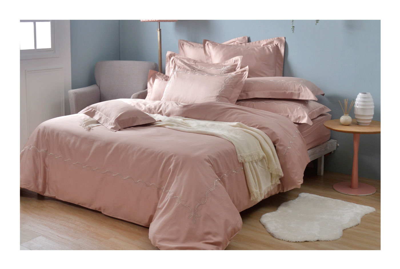 La Belle 雙人加大300織純棉刺繡被套床包4件組 藤蔓款 蘿莉粉