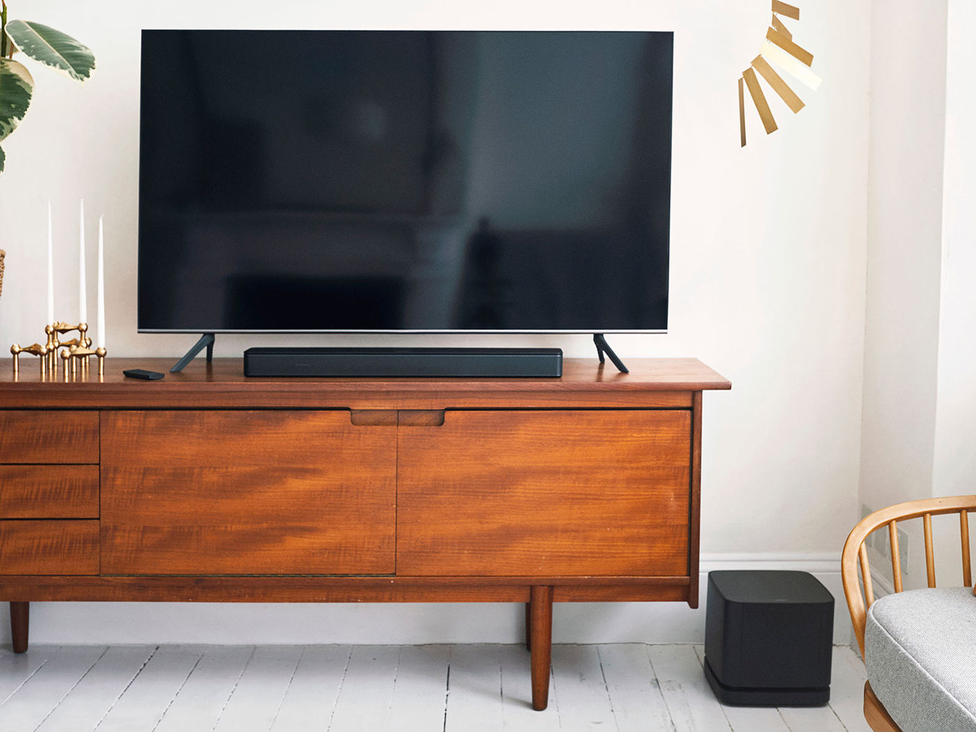 Bose Smart Soundbar System 兩件式家庭劇院組具空間感的聲音，清晰的對白可搭配其他 BOSE 揚聲器使用