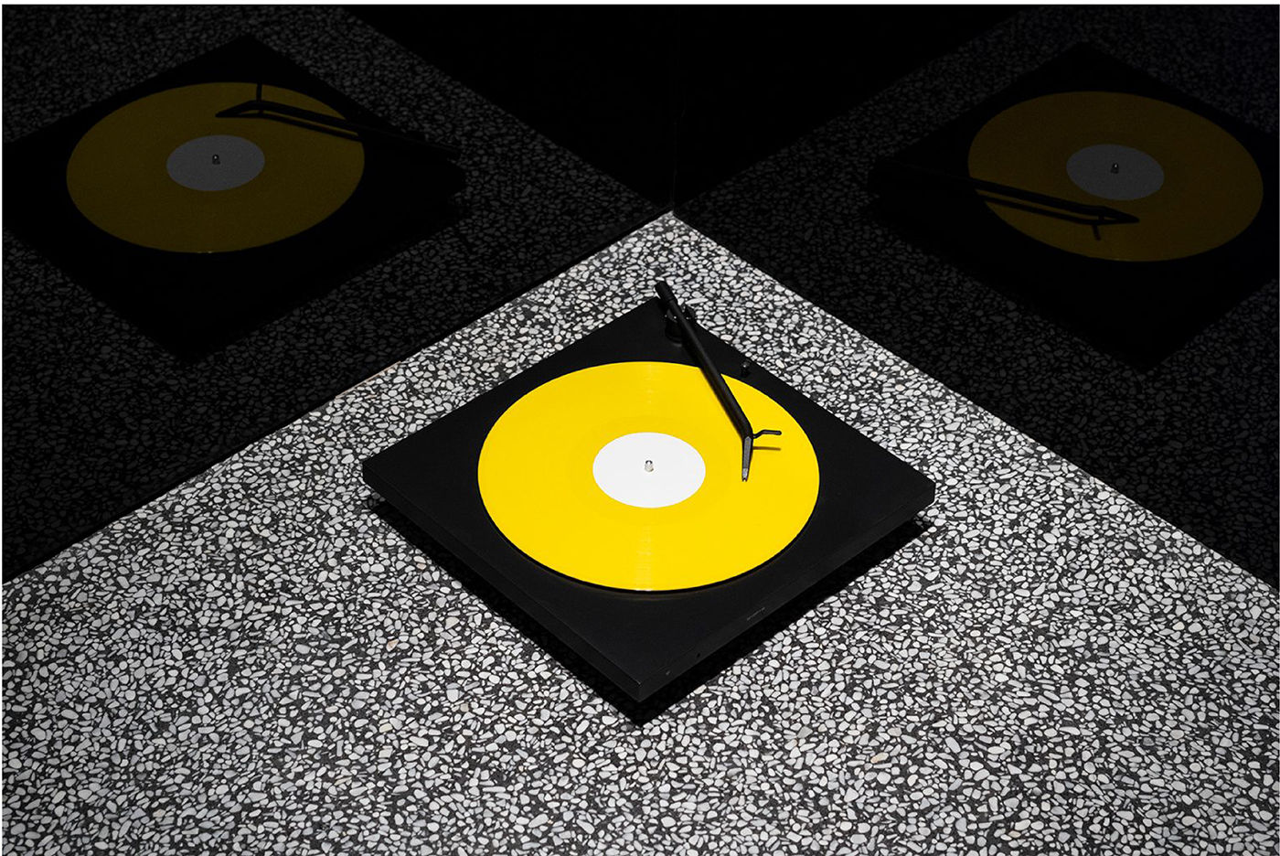 TONE Factory 藍牙黑膠唱盤 含防塵蓋用途更多元、更簡單且年輕的設計，讓入門黑膠不再是高門檻的表現，一個獻給黑膠唱片初學者和音樂愛好者的最佳選擇。