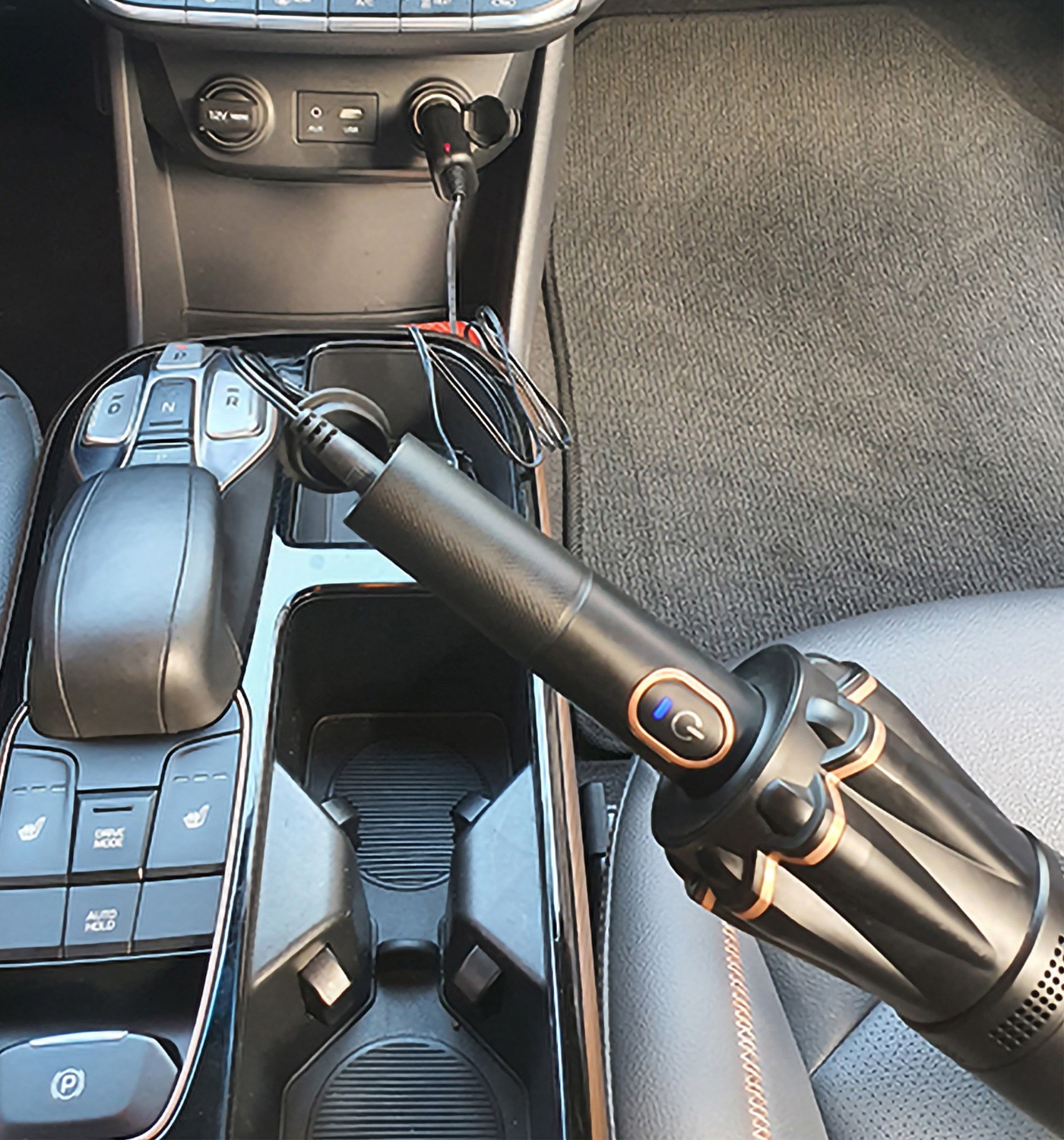 Carex 車用無線吸塵器，高功率超強吸力，無線設計輕量僅545公克，內含12V車充即家用充電器，濾網可清洗並重複使用。