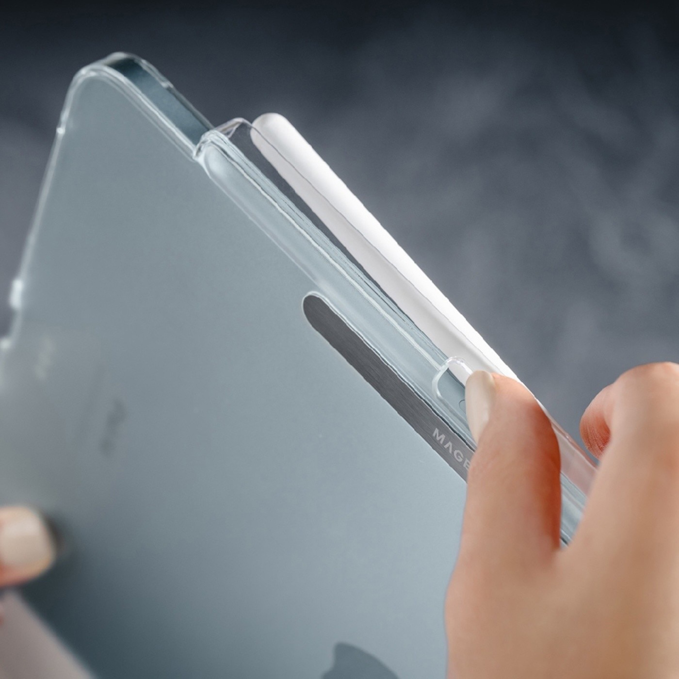 MAGEASY Facet 全方位支架透明背蓋保護套 (筆槽款) 適用 2024 iPad Pro 13吋