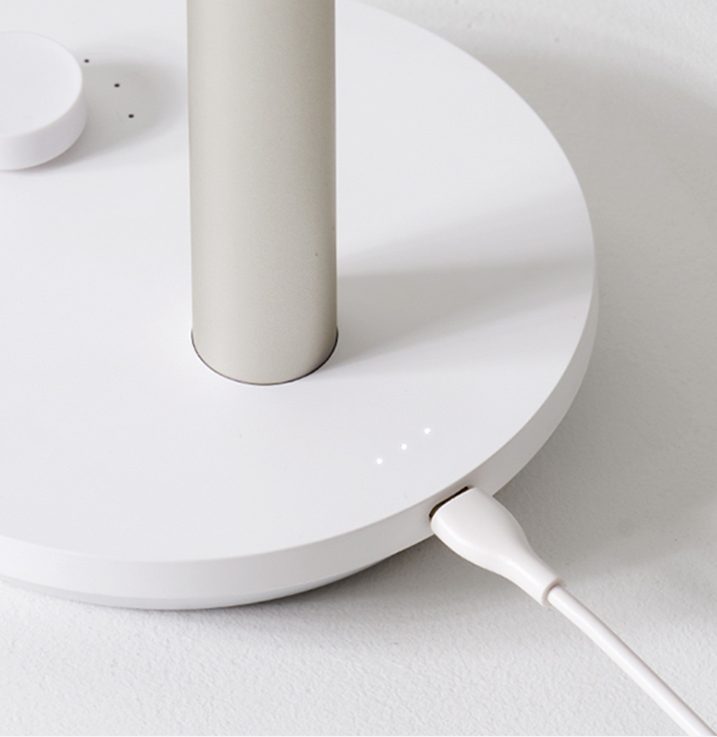 充電指示燈會亮起,即開始充電。