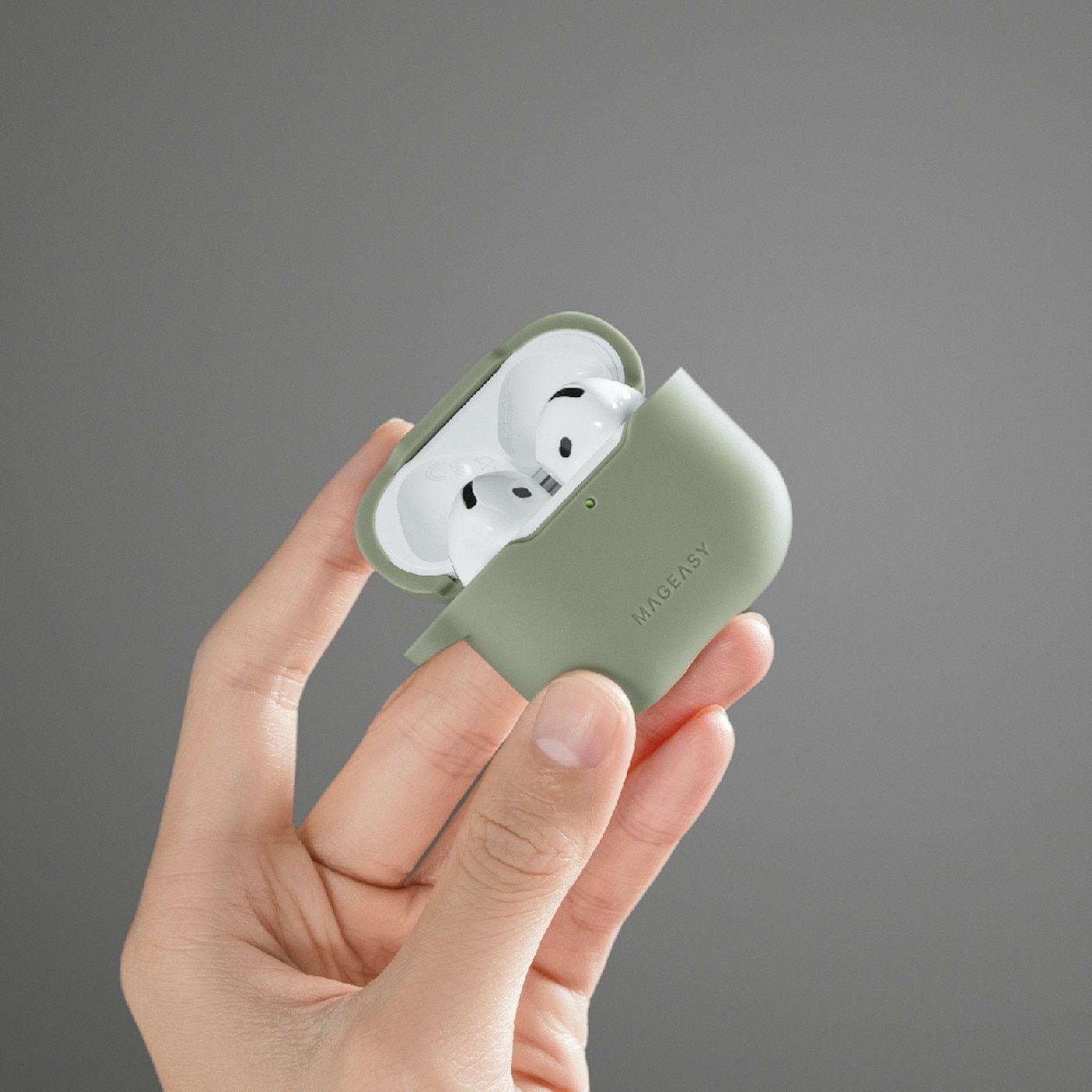 MAGEASY Skin 耳機保護殼  AirPods 4 - 5. 充電開孔使用友善，亦相容無線充電裝置