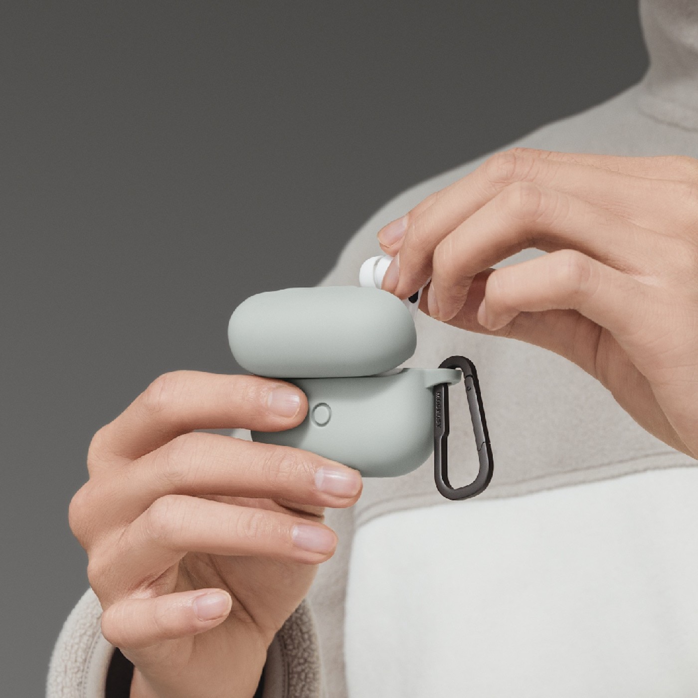 MAGEASY Skin 耳機保護殼 AirPods Pro 1&2。5. 充電開孔使用友善，亦相容無線充電裝置