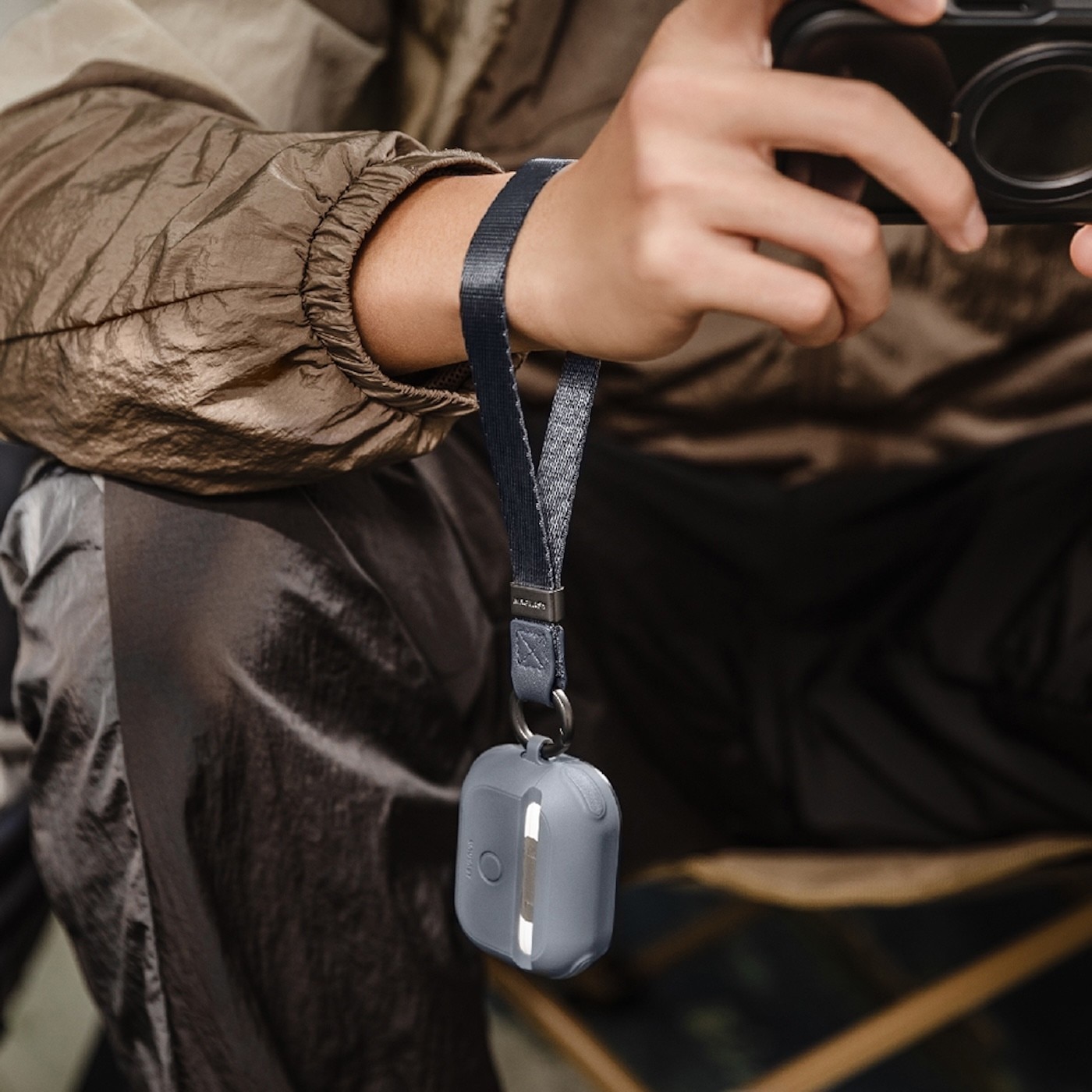 MAGEASY Odyssey 抗衝擊磁扣手繩耳機殼 AirPods 4 。5. 獨家可拆式掛耳、掛孔，隨心搭配附贈配件，附贈15mm 手繩、金屬扣環