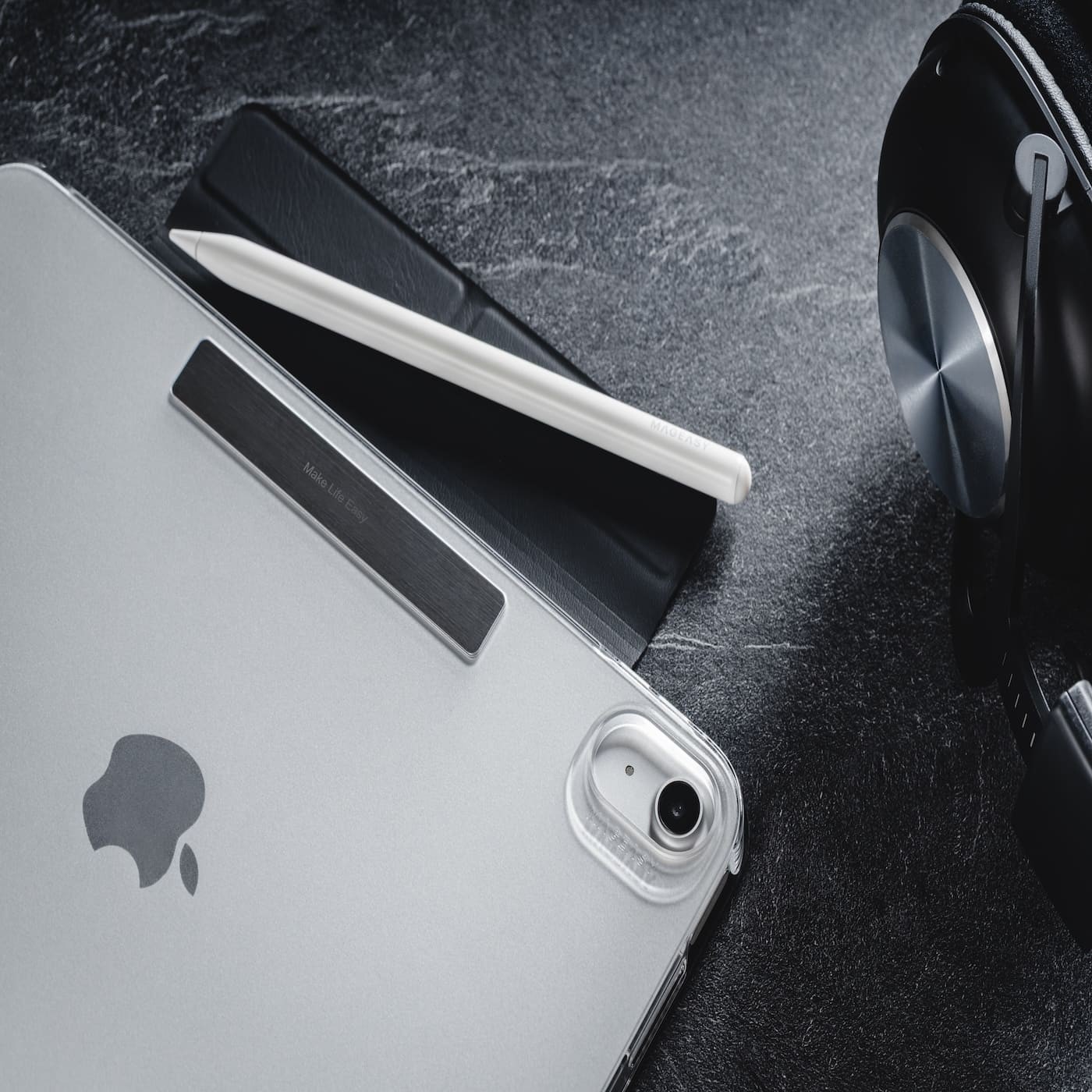 MAGEASY Facet 全方位支架透明背蓋保護套3. 磁吸外扣可收納 Apple Pencil，支援磁吸充電、自動喚醒和節能