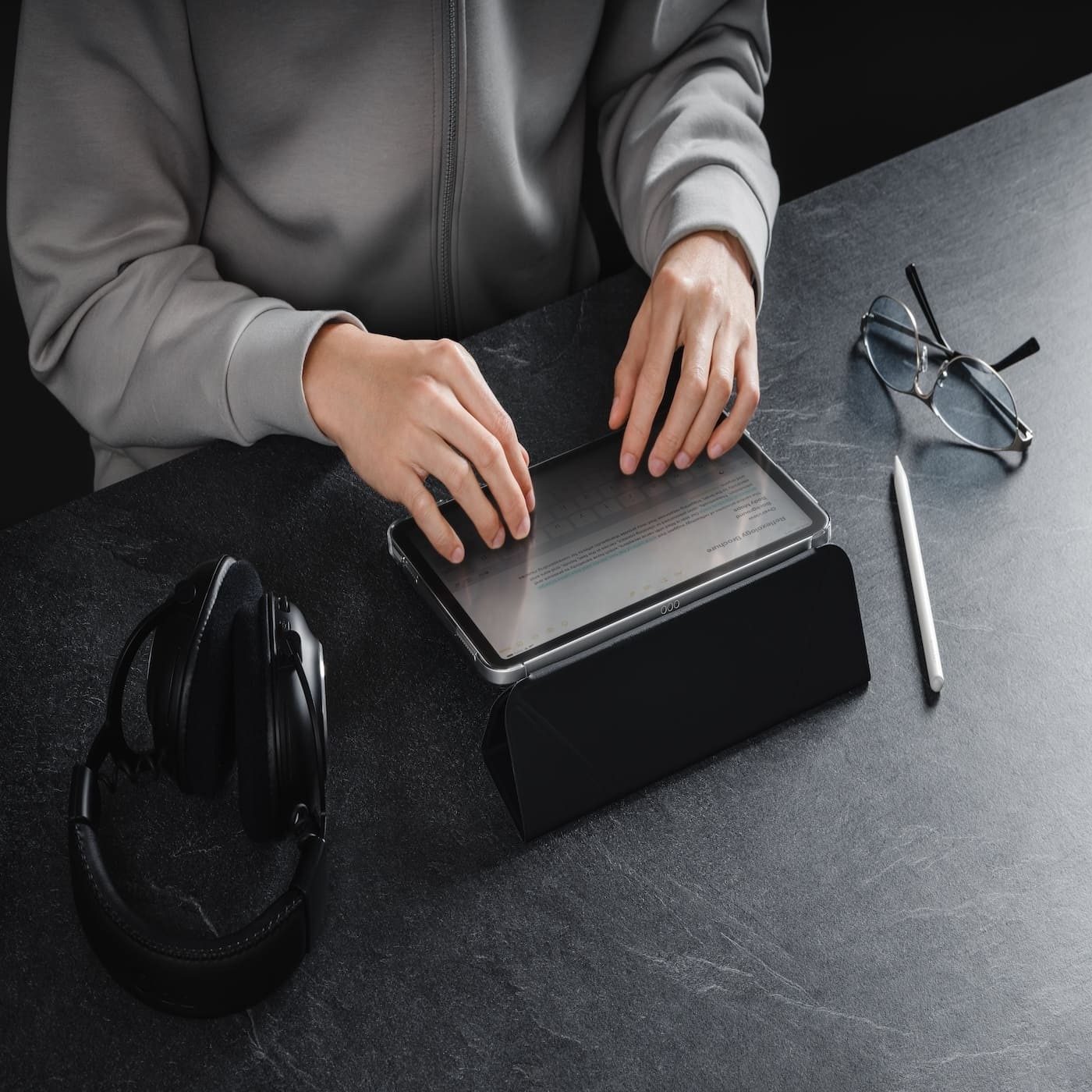 MAGEASY Facet 全方位支架透明背蓋保護套3. 磁吸外扣可收納 Apple Pencil，支援磁吸充電、自動喚醒和節能