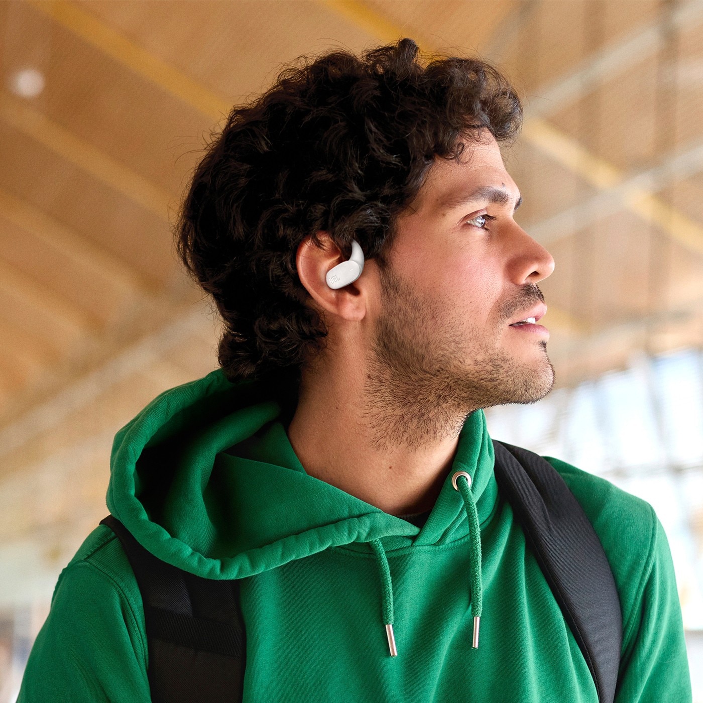 JBL Sense Lite 開放式藍牙耳機 享受清晰且動感十足的音樂，同時保持耳道開放，讓您隨時掌握周遭環境。