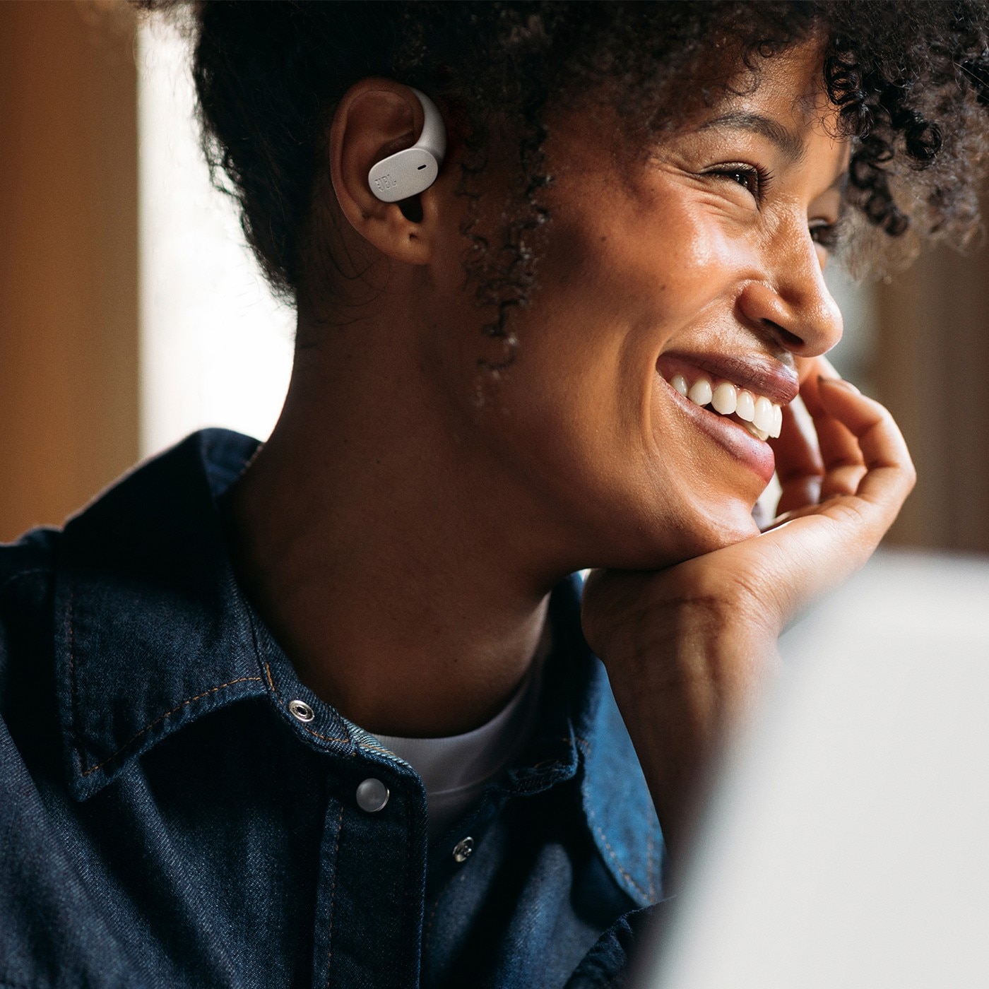 JBL Sense Lite 開放式藍牙耳機 JBL 傳奇音質: 18x11mm 高效能動圈單體，靈敏度極高，帶來流暢而平衡的音質。