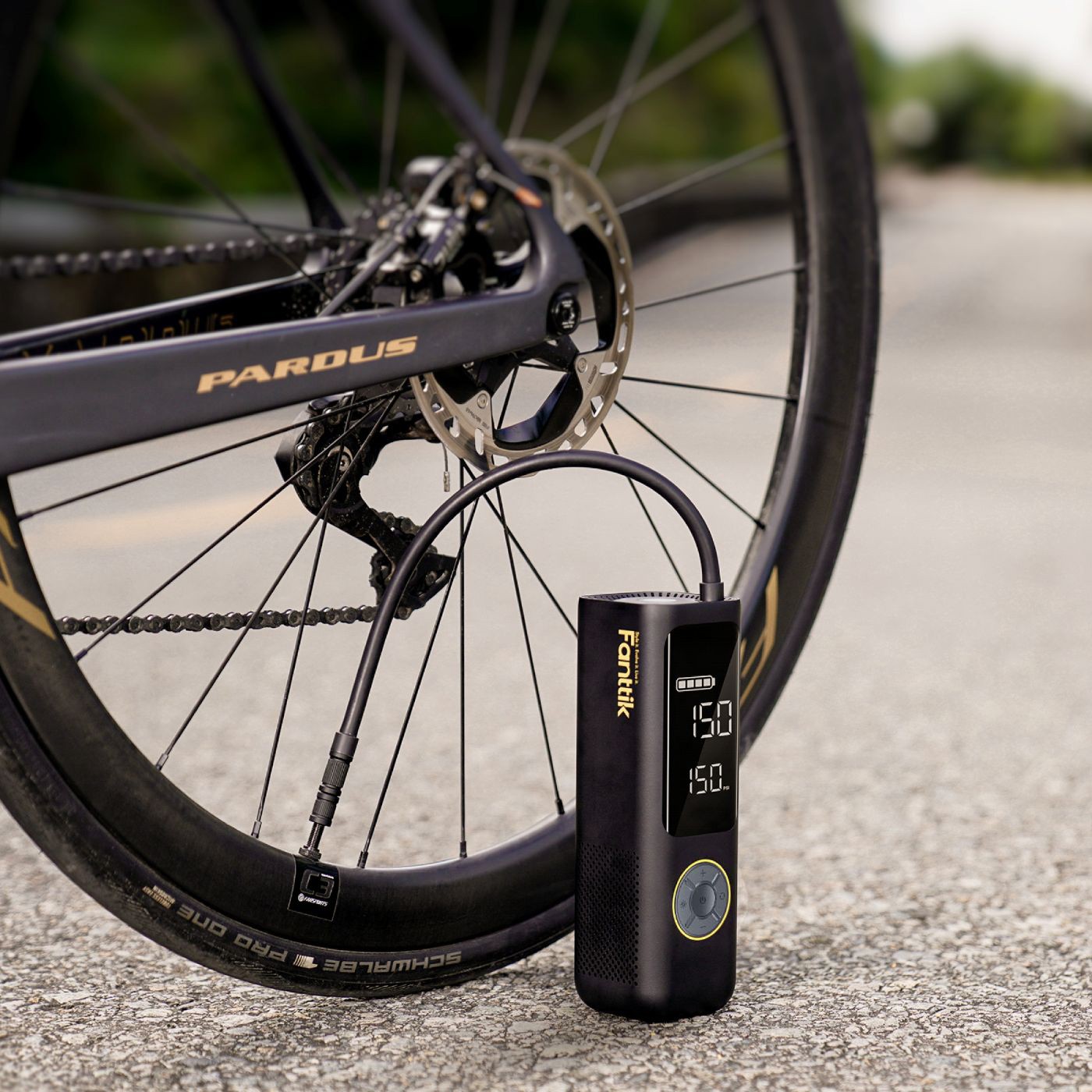 Fanttik S100 APEX 多功能無線打氣機，可預設胎壓自動充滿即停，滿電時最多可使用 40 分鐘，最大輸出氣壓 150PSI。