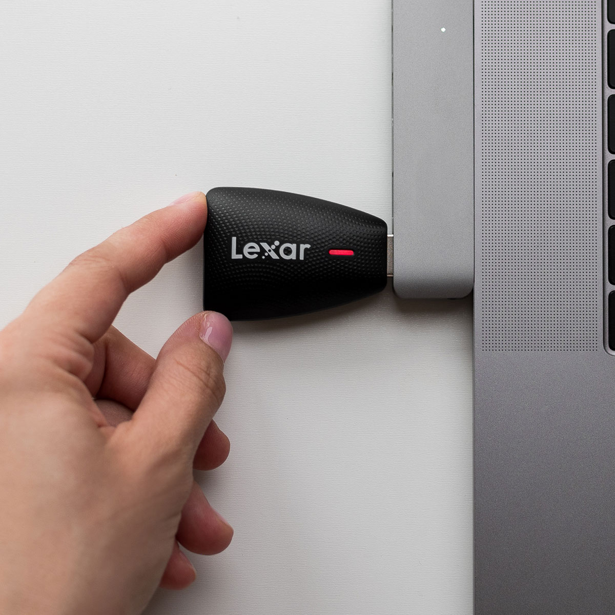 Lexar 雷克沙珍視每位顧客，所以致力提供即時且優質的服務及專業技術支持。無論是產品性能，或是使用體驗，我們都會給予適當的協助。