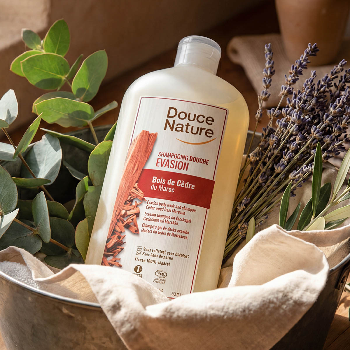 Douce Nature 地恩任何保養的首要關鍵便是清潔，洗頭先從洗頭皮開始，選擇無矽靈、成分簡單且溫和的的洗髮精，避免頭皮毛孔阻塞，養好頭皮也養好頭髮。