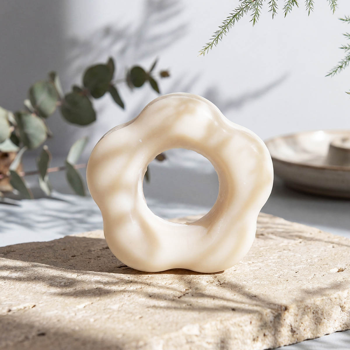 Douce Nature 地恩擁有實驗室，研發友善環境的成分也提供肌膚科學測試，每系列皆會有一支適用於敏弱肌的產品，您可在沐浴精、洗髮精、體香劑等產品中找到符合肌膚性質的商品。