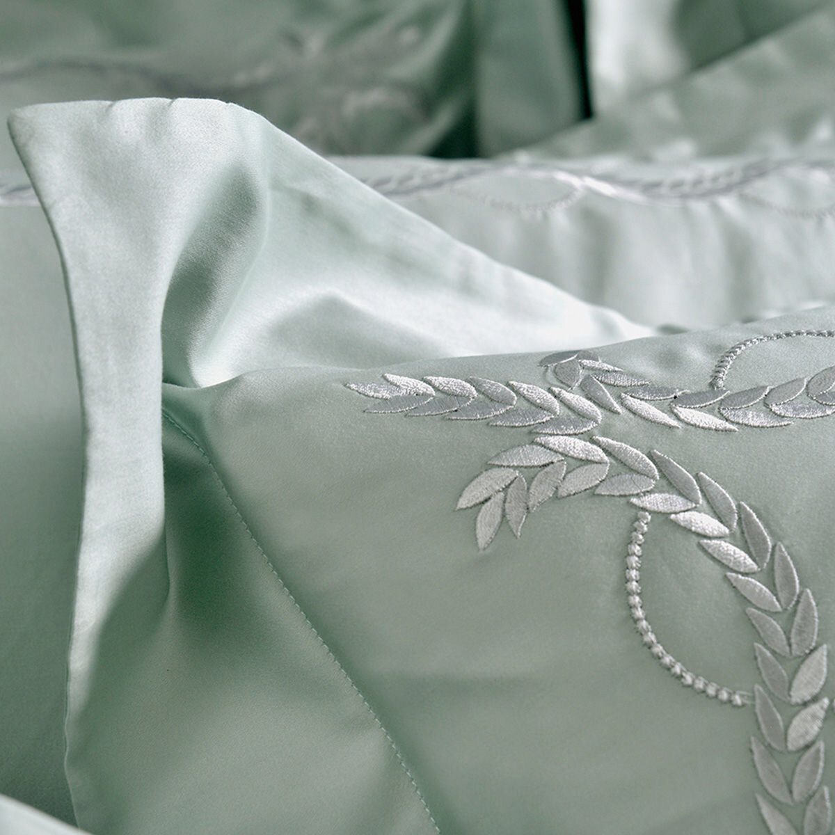 La Belle 雙人300織純棉刺繡被套床包4件組 150公分 X 186公分 藤蔓款 蒑草綠