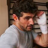 Powerbeats Fit 穩固貼合的無線入耳式運動耳機 電光橘