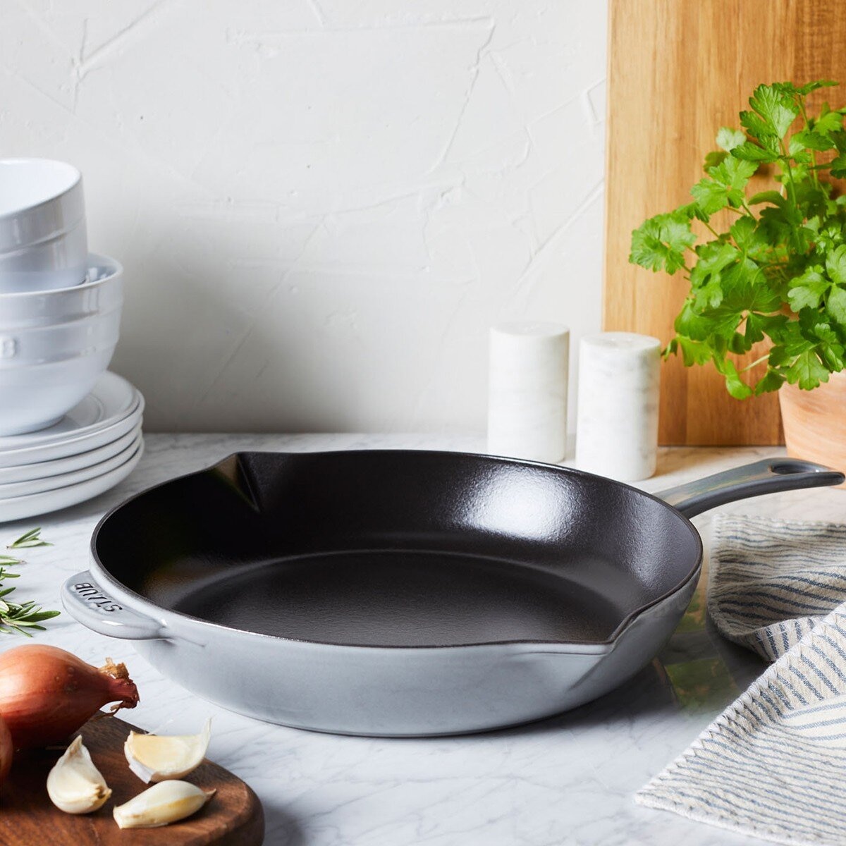 Staub 琺瑯鑄鐵單柄平煎鍋 26公分 石墨灰