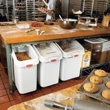 Rubbermaid Commercial Products 落地型帶輪雜糧儲物桶輪含勺子