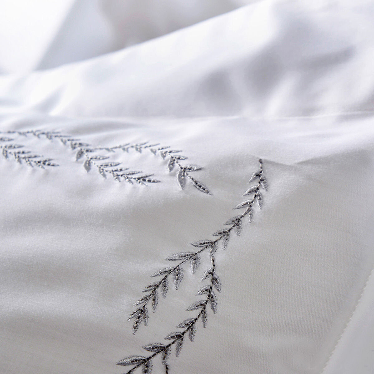 La Belle 雙人300織純棉刺繡被套床包4件組 150公分 X 186公分 葉子款 凝靚白