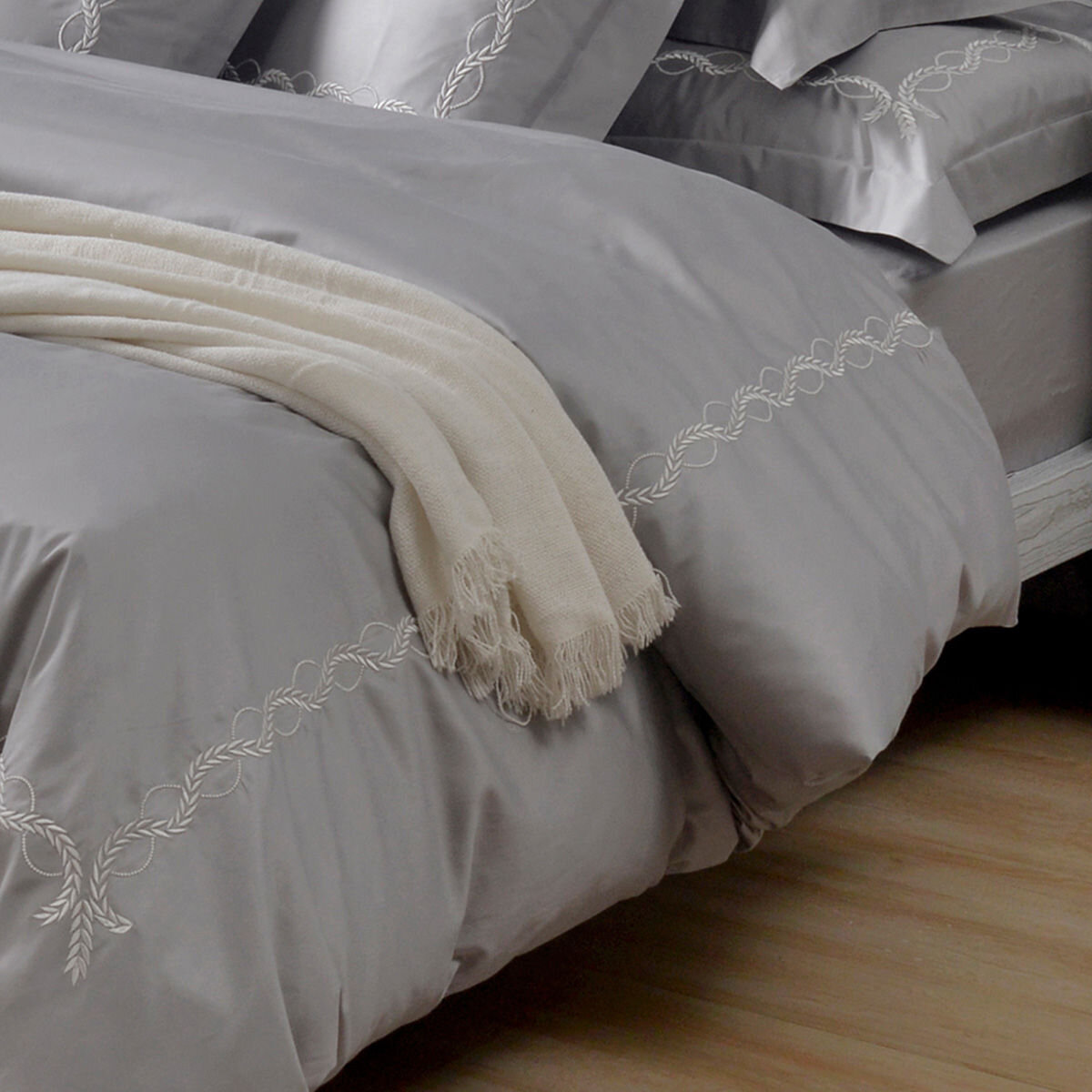 La Belle 雙人特大300織純棉刺繡被套床包4件組 180公分 X 210公分 藤蔓款 白銀灰