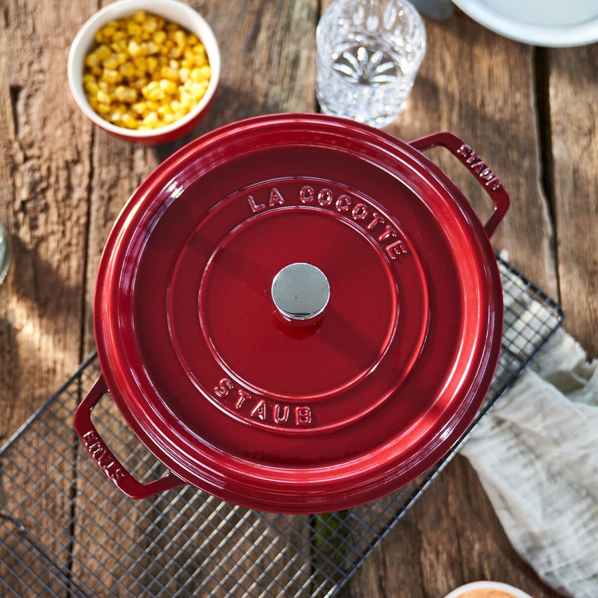 Staub 雙耳圓形鑄鐵深湯鍋 含鋼頭鍋蓋 24公分 波爾多紅 Staub 雙耳圓形鑄鐵深湯鍋 含鋼頭鍋蓋 24公分 波爾多紅