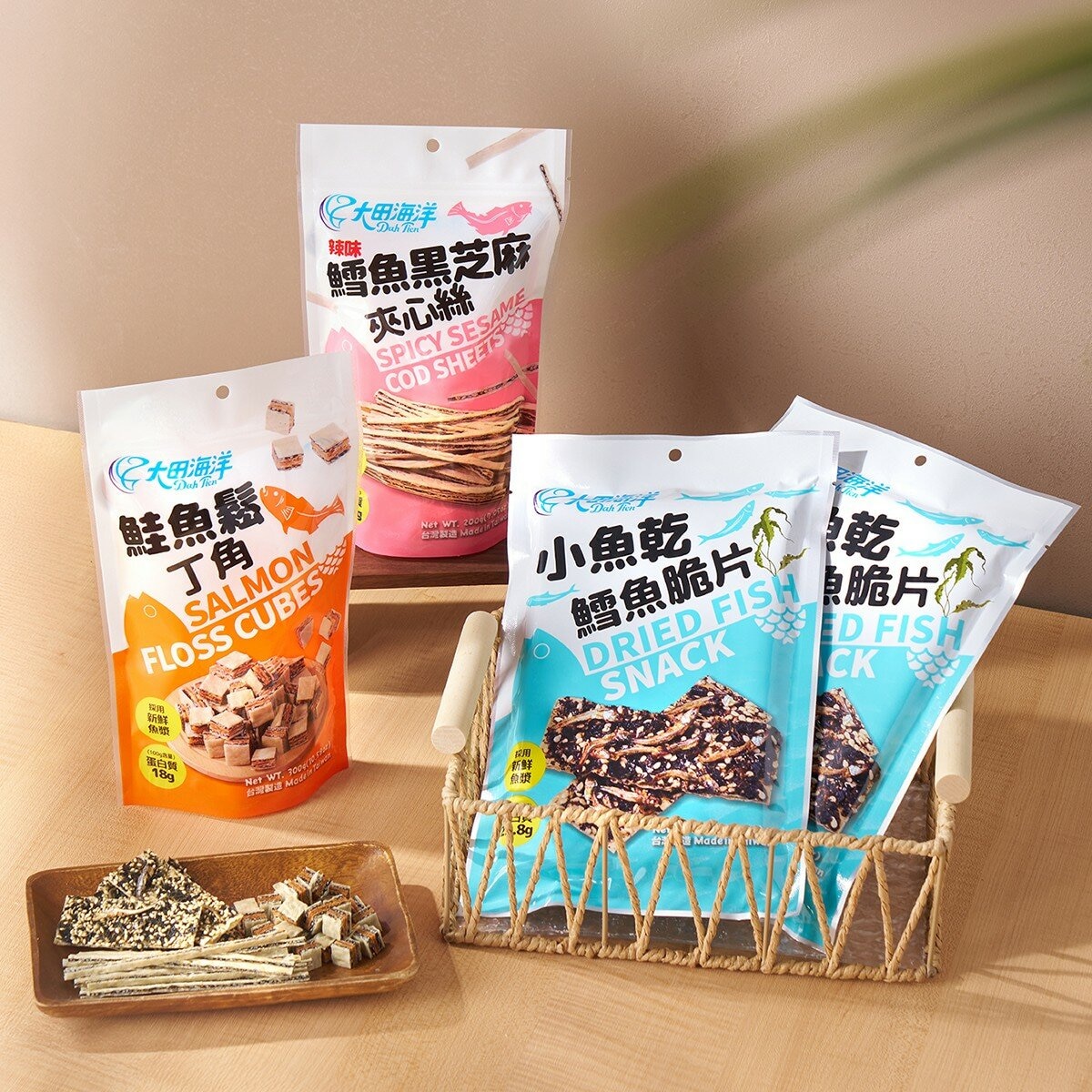 大田海洋 鱻魚禮盒 小魚乾鱈魚脆片 + 鮭魚鬆丁角 + 辣味鱈魚黑芝麻夾心絲 660公克 大田海洋 鱻魚禮盒 小魚乾鱈魚脆片 + 鮭魚鬆丁角 + 辣味鱈魚黑芝麻夾心絲 660公克