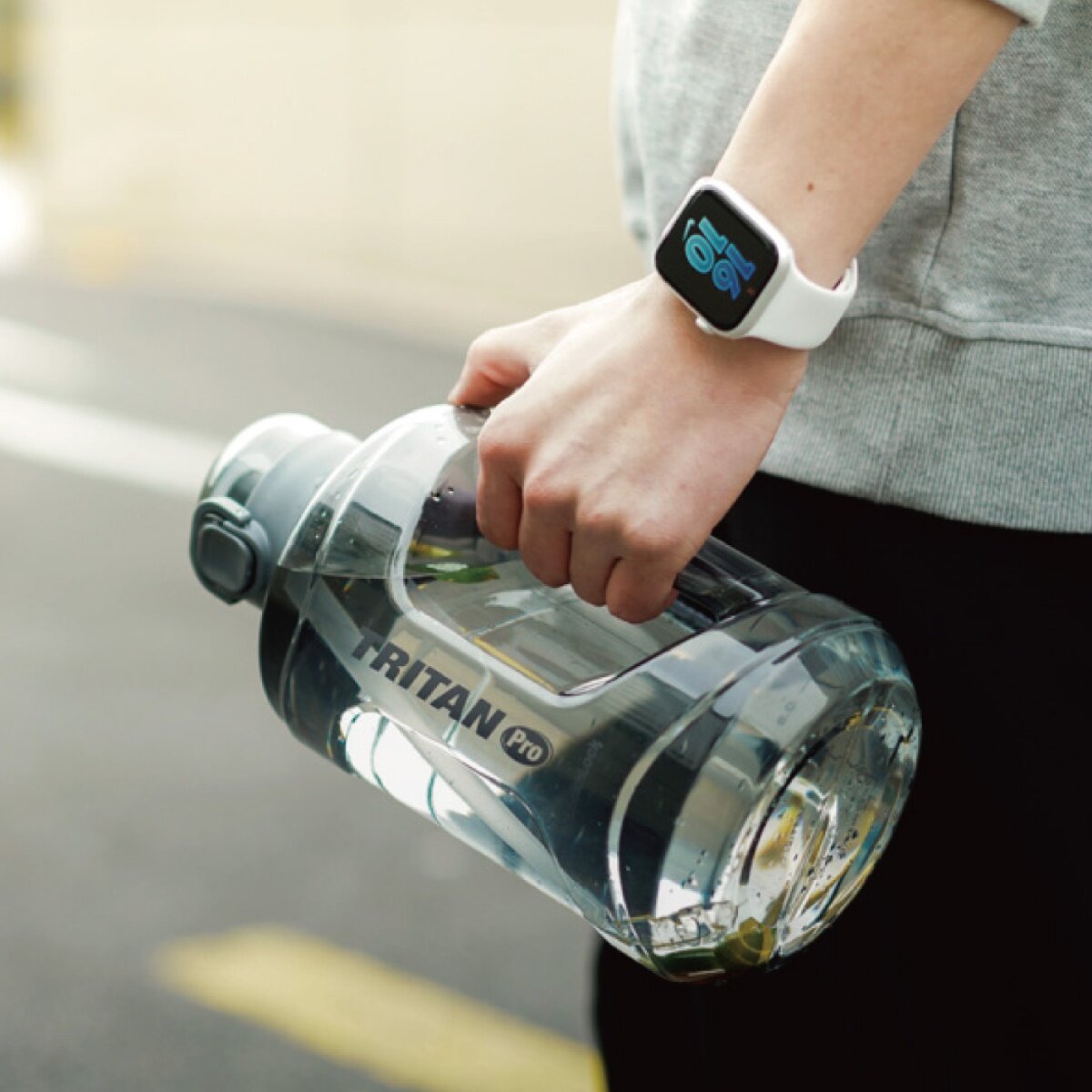 樂扣樂扣 Tritan 大容量彈蓋提帶冷水壺 2.2公升 灰