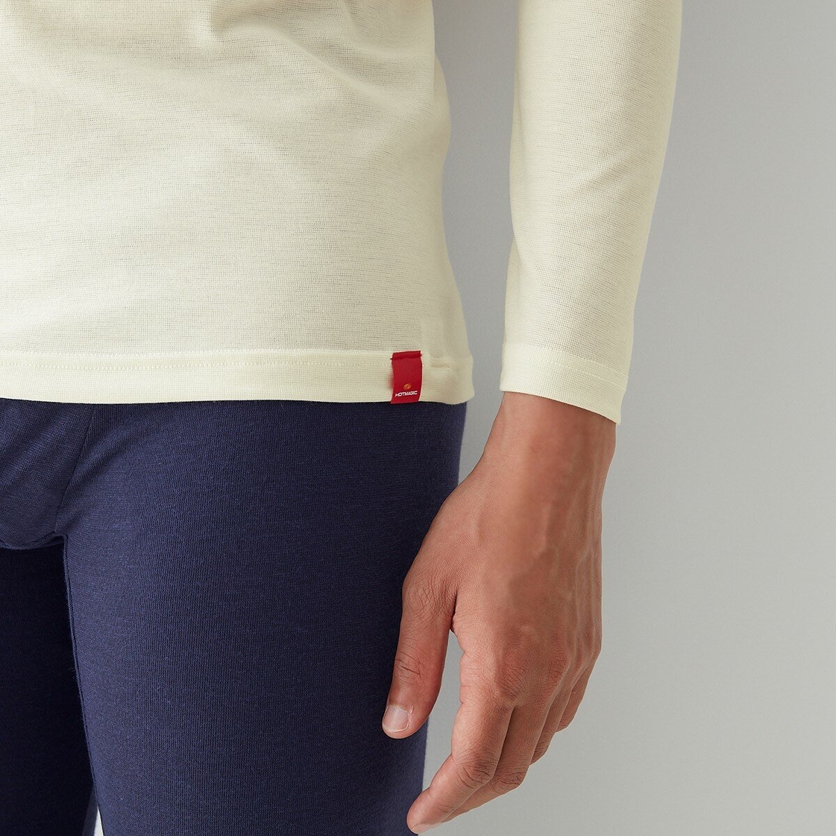 郡是 男V領吸濕發熱抗臭內衣 白