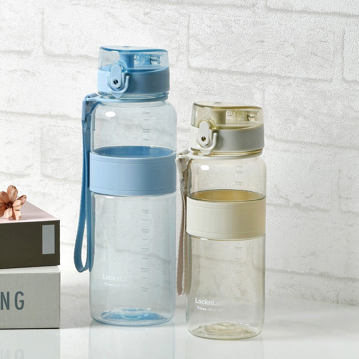 樂扣樂扣 Tritan 彈蓋提帶冷水壺 X 2件組 650毫升 雲彩藍 + 1000毫升 迷霧灰 樂扣樂扣 Tritan 彈蓋提帶冷水壺 X 2件組 650毫升 雲彩藍 + 1000毫升 迷霧灰