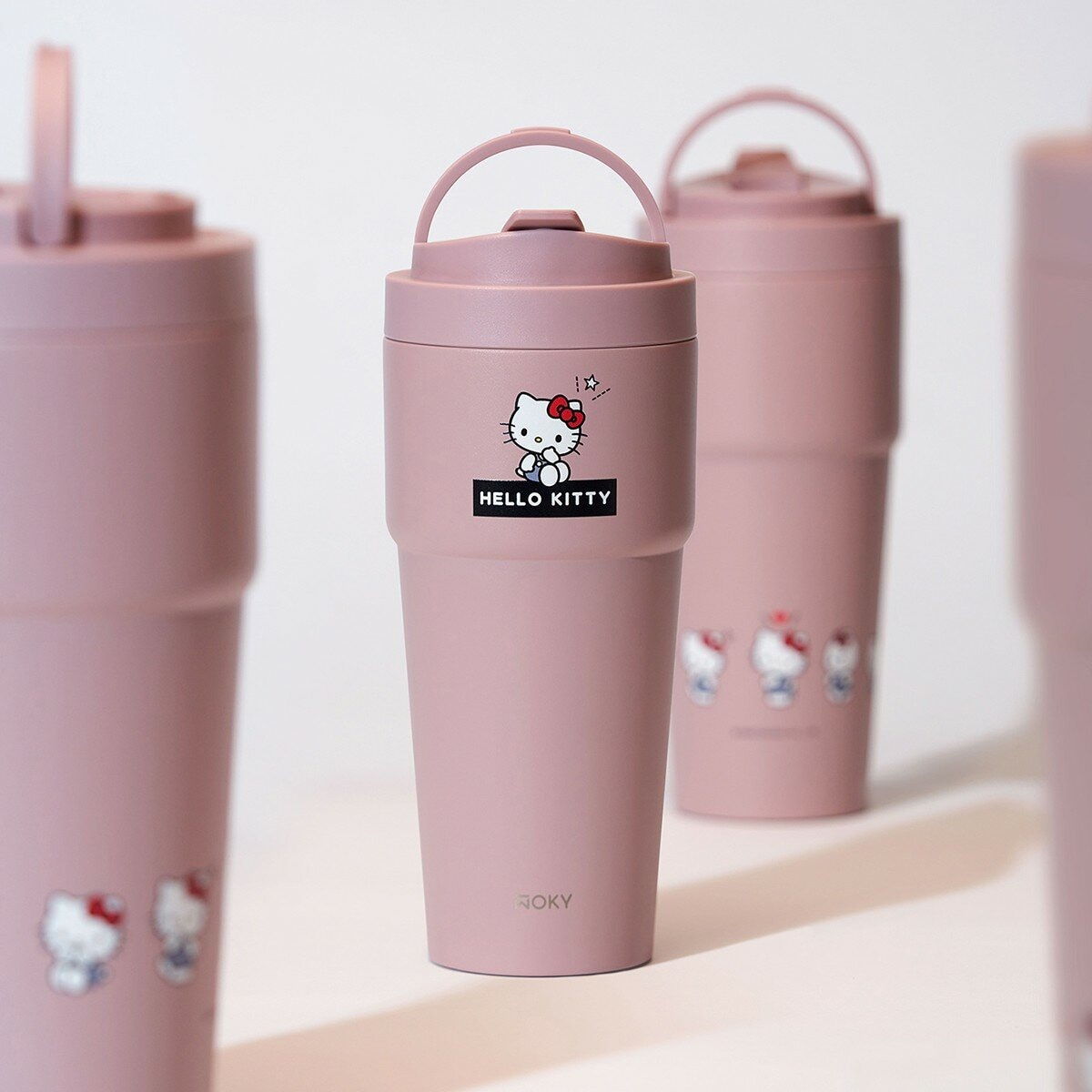 WOKY 沃廚 X 三麗鷗 渾圓杯鈦陶瓷保冷保溫杯 770毫升 X 2件組 Hello Kitty 俏麗粉 + 大耳狗 蹦跳玩台灣