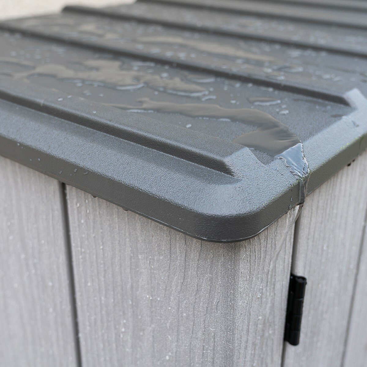 Lifetime 4.5呎 X 2.3呎儲藏屋 含層架