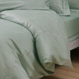 La Belle 雙人加大300織純棉刺繡被套床包4件組 180公分 X 186公分 藤蔓款 蒑草綠