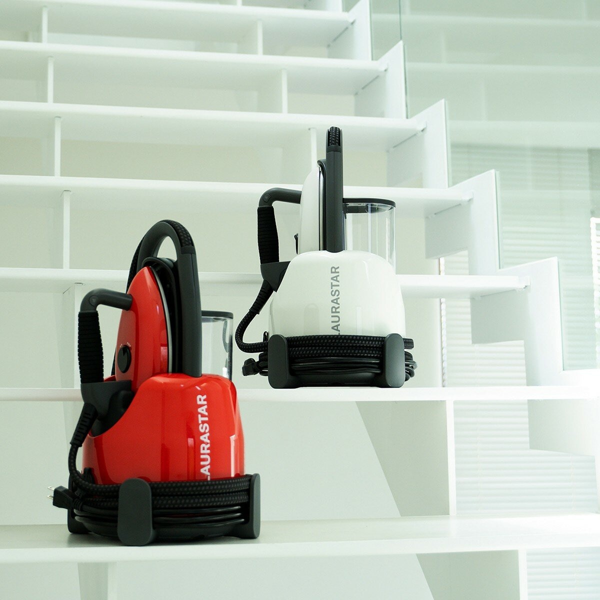 LAURASTAR LIFT 高壓蒸汽熨斗 白色 附落地燙板+專用掛燙架