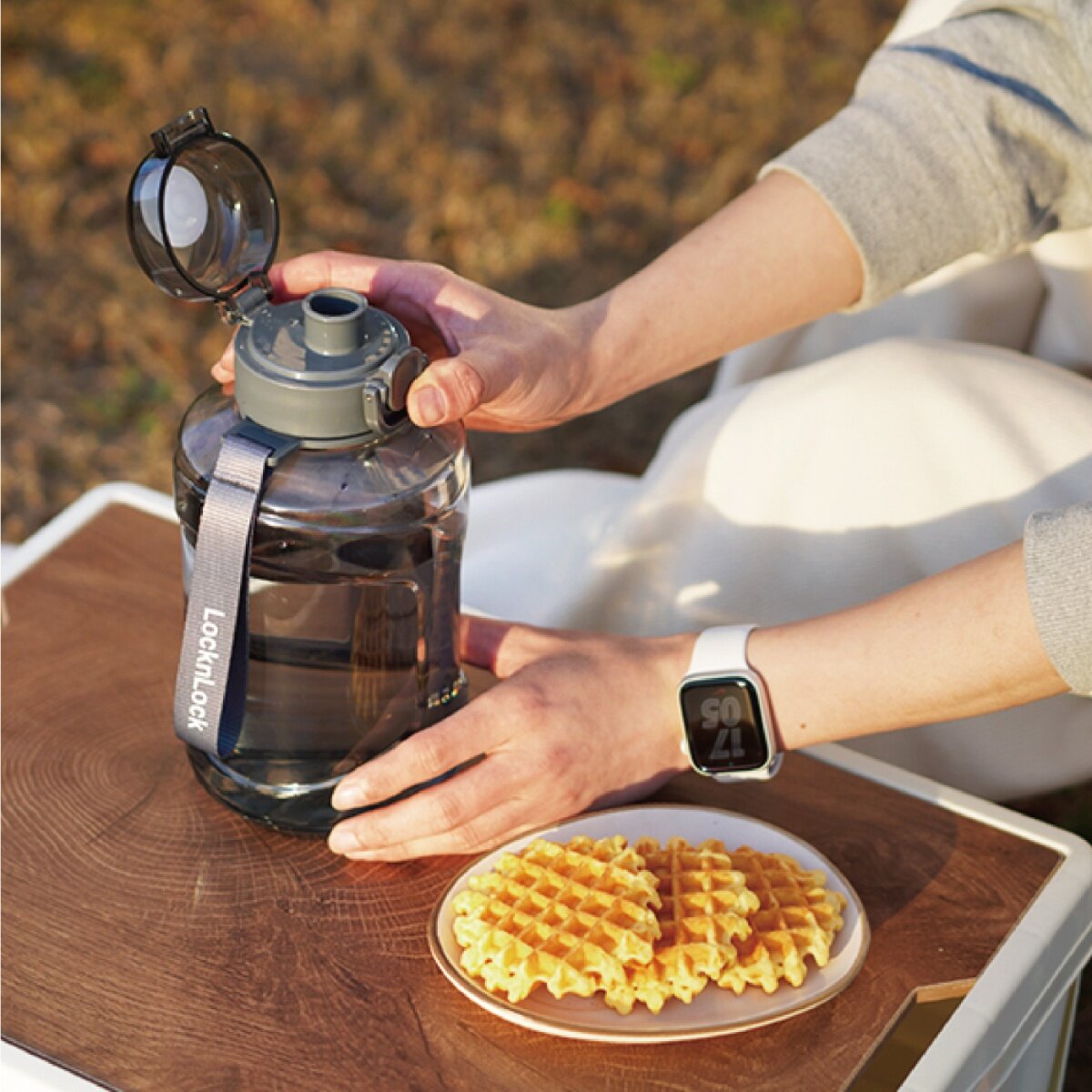 樂扣樂扣 Tritan 大容量彈蓋提帶冷水壺 2.2公升 灰