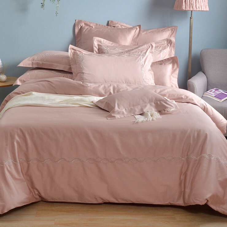 La Belle 雙人特大300織純棉刺繡被套床包4件組 180公分 X 210公分 藤蔓款 蘿莉粉