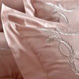 La Belle 雙人特大300織純棉刺繡被套床包4件組 180公分 X 210公分 藤蔓款 蘿莉粉