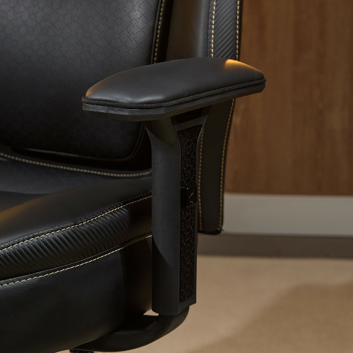 True Innovations Insight 電競椅 黑金 True Innovations Insight 電競椅 黑金