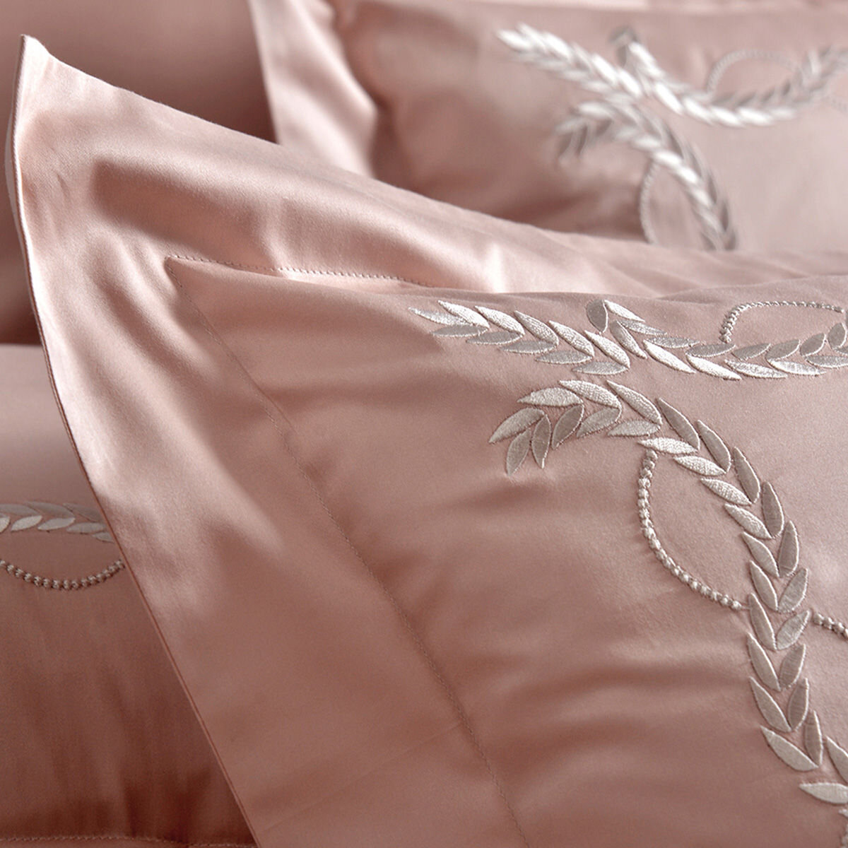 La Belle 雙人300織純棉刺繡被套床包4件組 150公分 X 186公分 藤蔓款 蘿莉粉