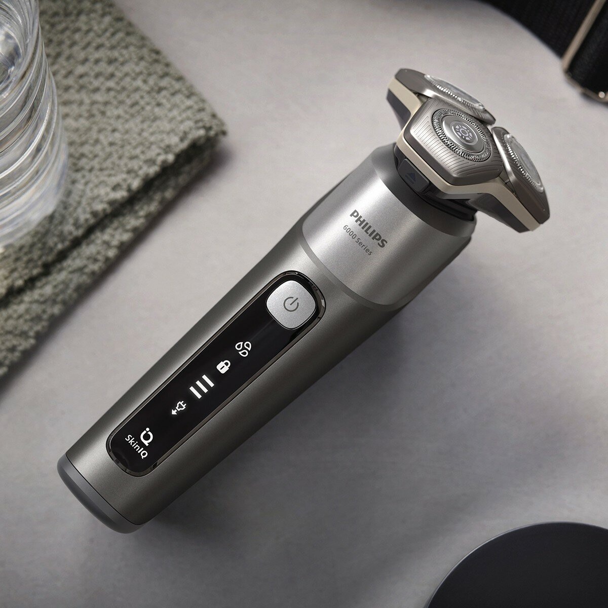 飛利浦 智能系列三刀頭電鬍刀 S6830/95