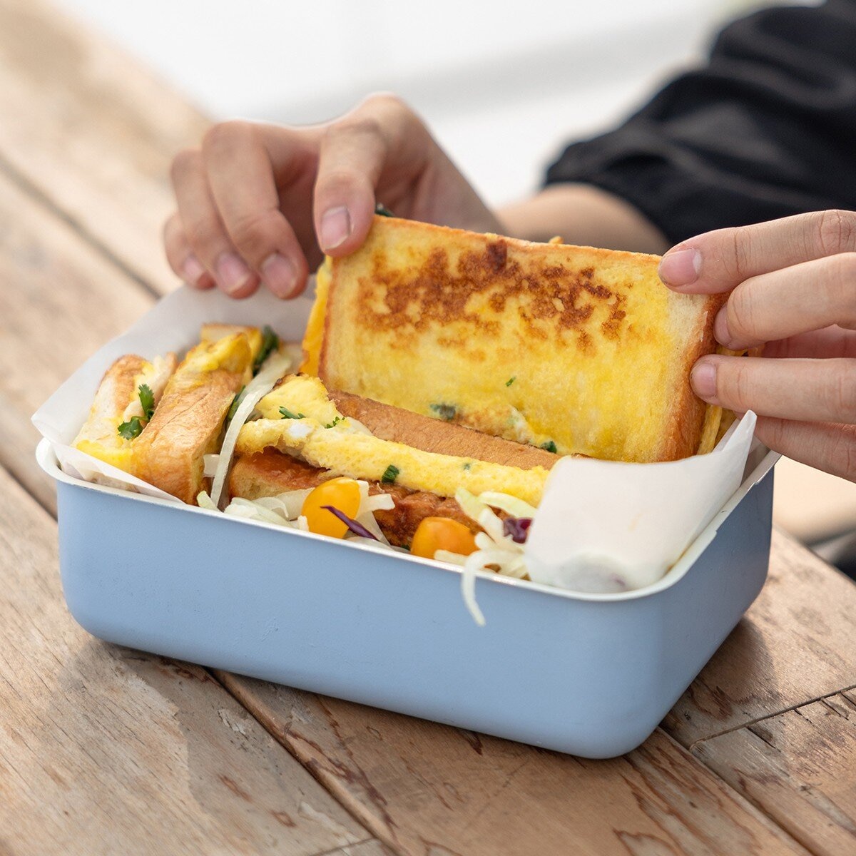 SWANZ 天鵝瓷 不沾石墨烯保鮮盒 800毫升 + 1100毫升 含蓋4件組 藍 + 米白