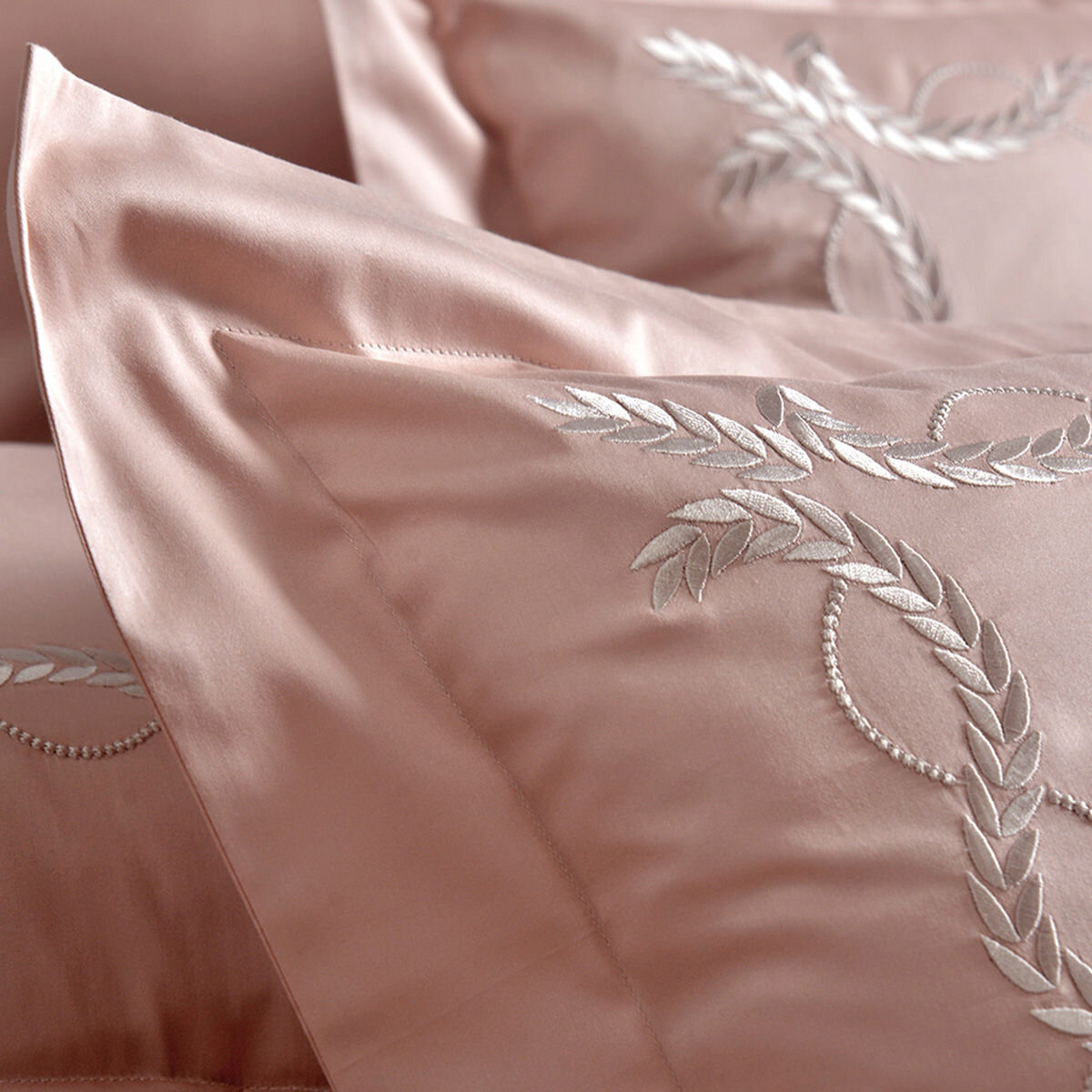 La Belle 雙人加大300織純棉刺繡被套床包4件組 180公分 X 186公分 藤蔓款 蘿莉粉
