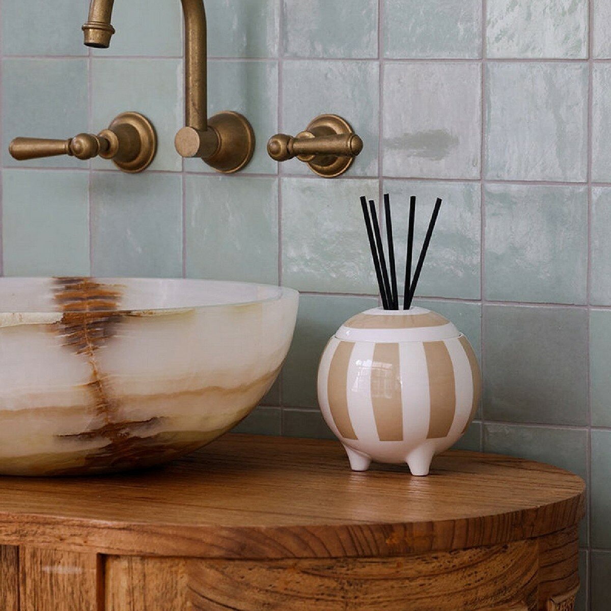 MOSS ST. FRAGRANCES 大陶瓷擴香 350毫升 廣藿香、梨子和烏木