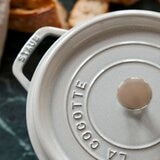 Staub 雙耳圓形鑄鐵淺燉鍋 含鋼頭鍋蓋 26公分 松露白 Staub 雙耳圓形鑄鐵淺燉鍋 含鋼頭鍋蓋 26公分 松露白