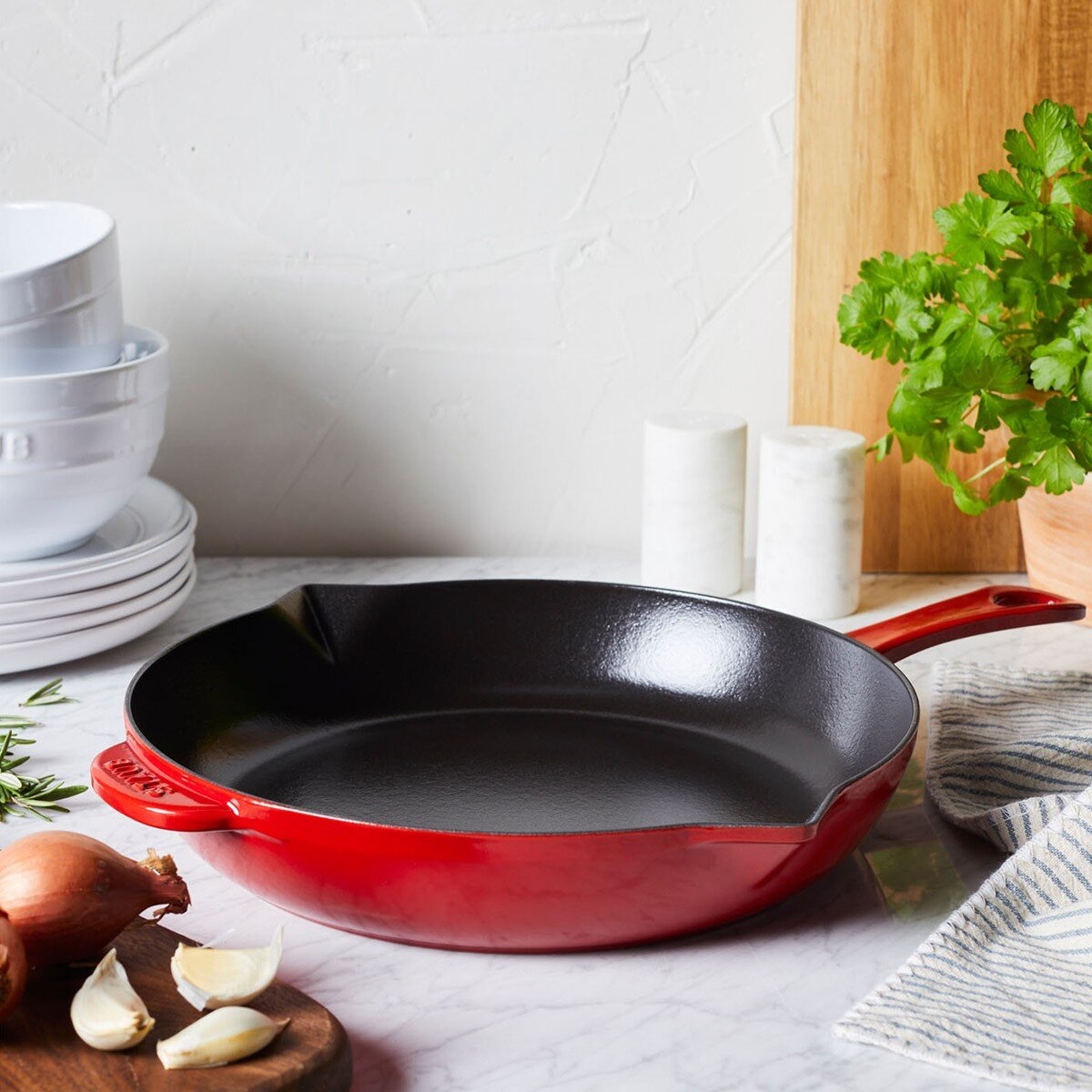 Staub 琺瑯鑄鐵單柄平煎鍋 26公分 櫻桃紅